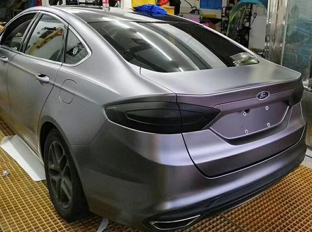 蒙迪歐電光炭灰 當經典轎跑邂逅爆款改色，演繹移動冰霜美學